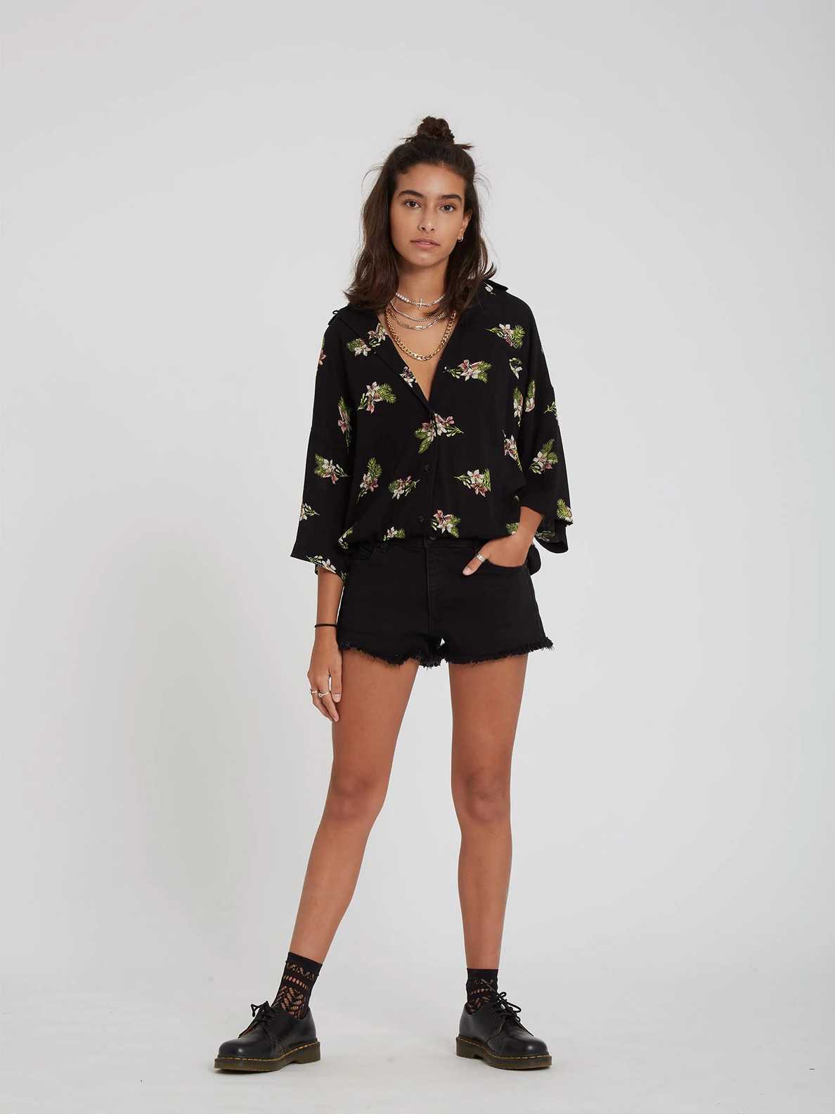 Camisa VOLCOM manga corta mujer STORMY WOVEN – BLACK Ref. B0412206_BLK negra flores